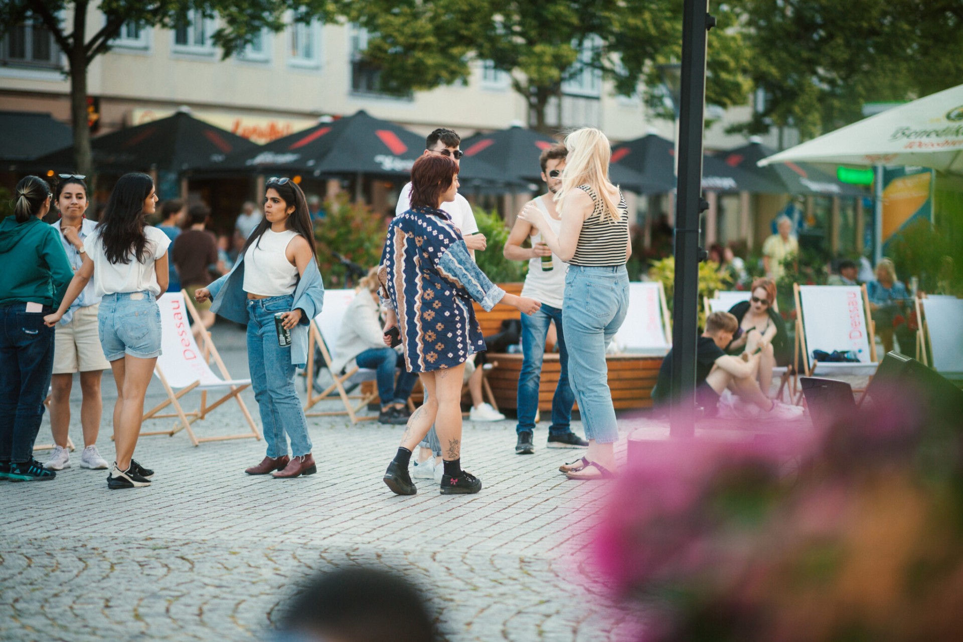 Menschen auf dem Marktplatz Dessau