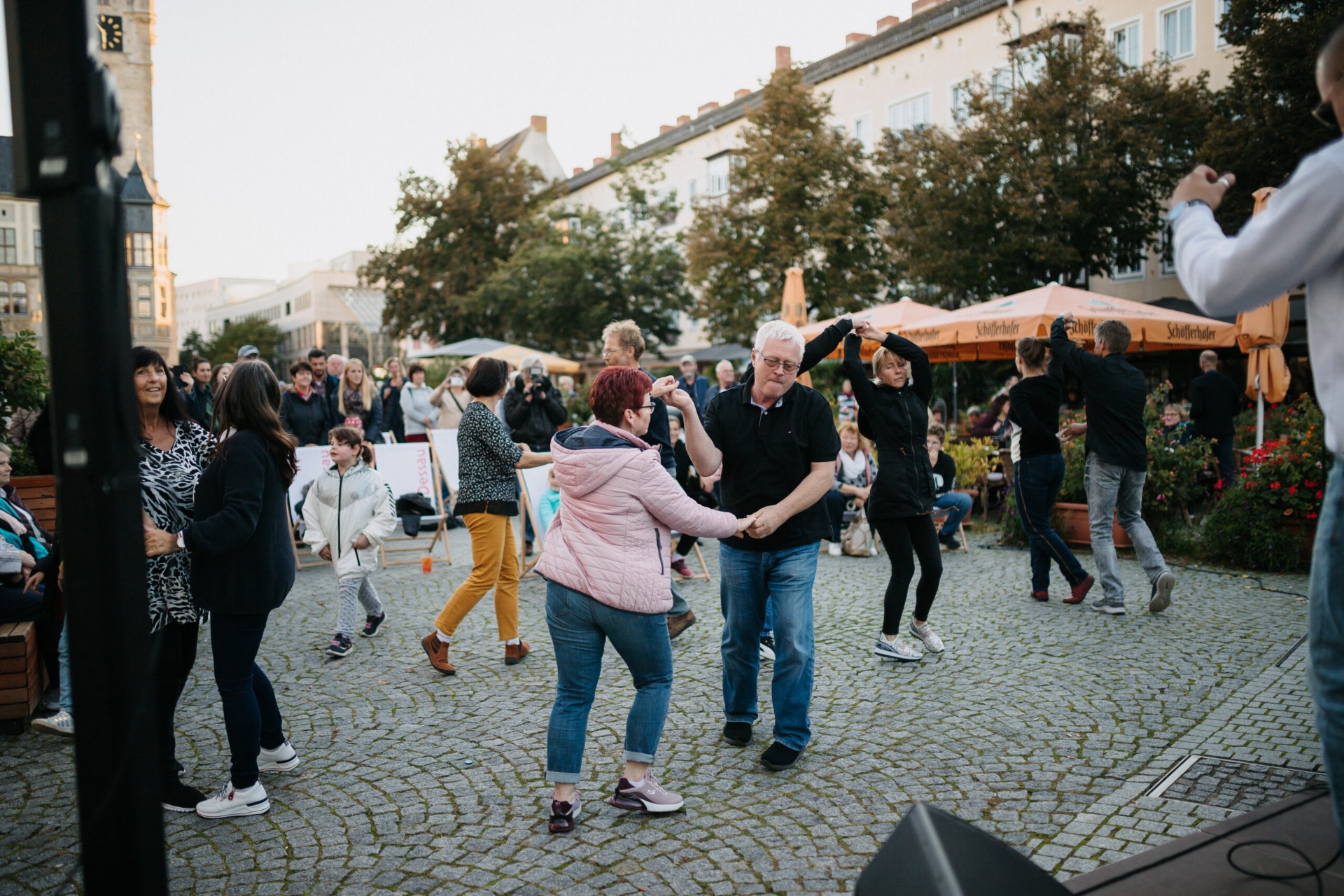 Tanzende Menschen auf dem Marktplatz